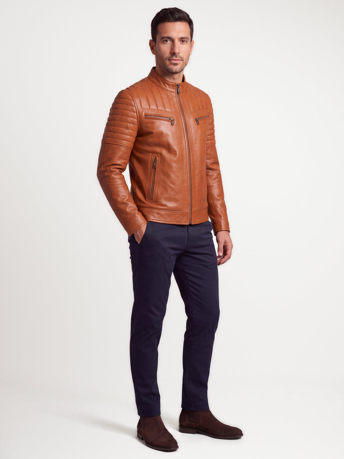 Racer Varenne en cuir d'agneau matelassé cognac porté, vue de trois-quarts en pied