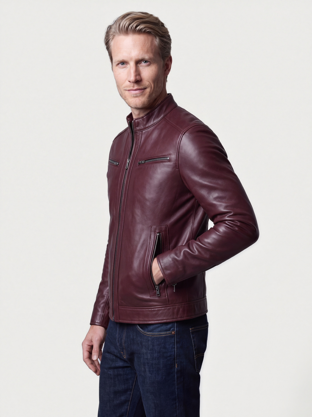 Blouson Varenne en cuir de vachette bordeaux, porté fermé
