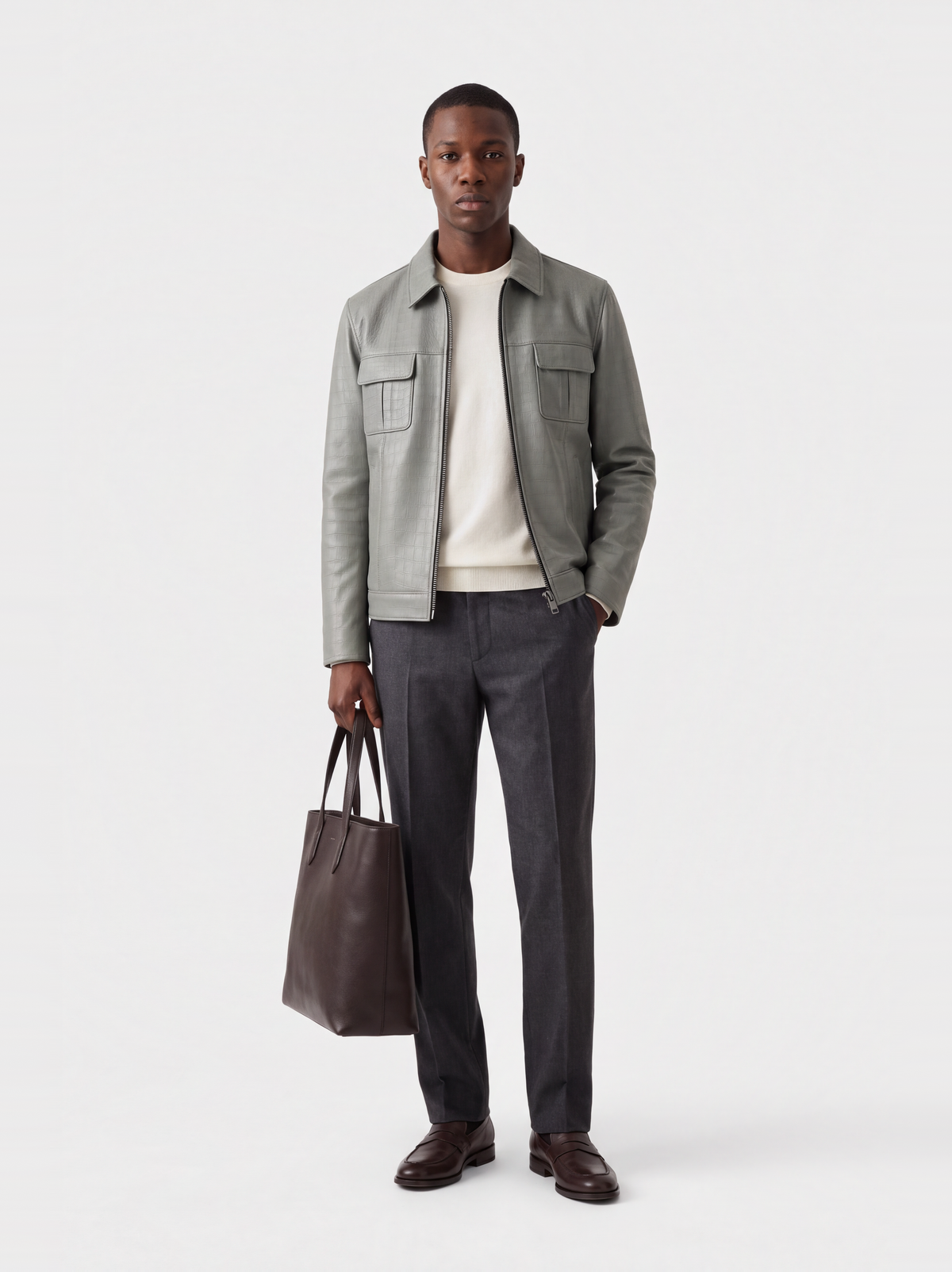 Veste-chemise Varenne en cuir d'agneau sauge effet croco, portée par un mannequin