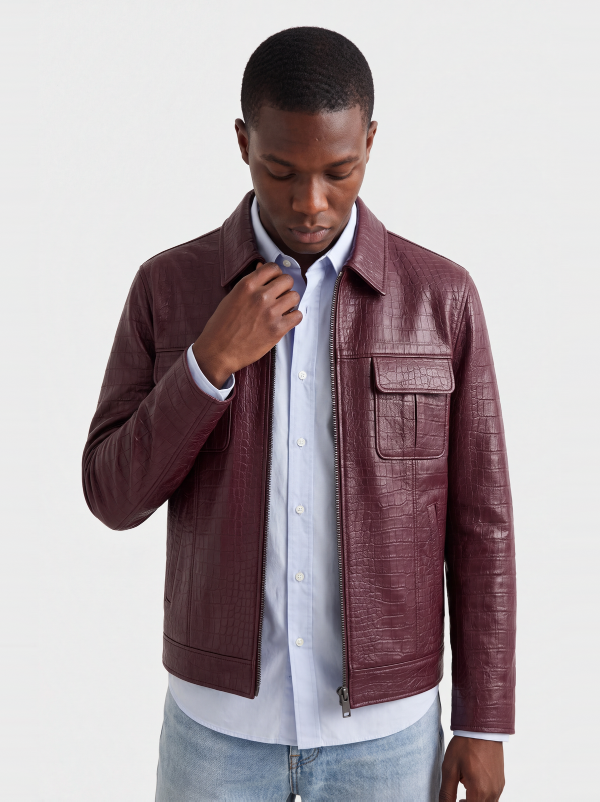 Veste-chemise Varenne en cuir d'agneau bordeaux effet croco, portée en plan taille
