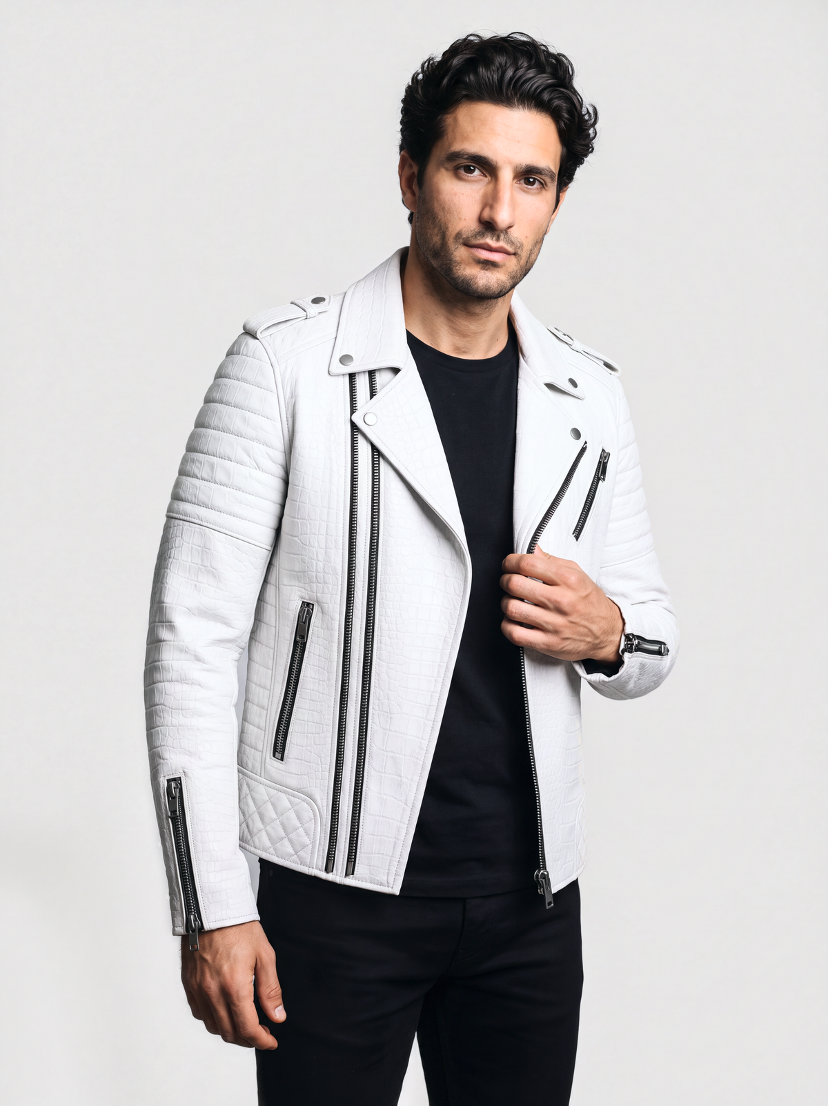 Perfecto Varenne en cuir d'agneau blanc effet croco, porté de trois-quarts