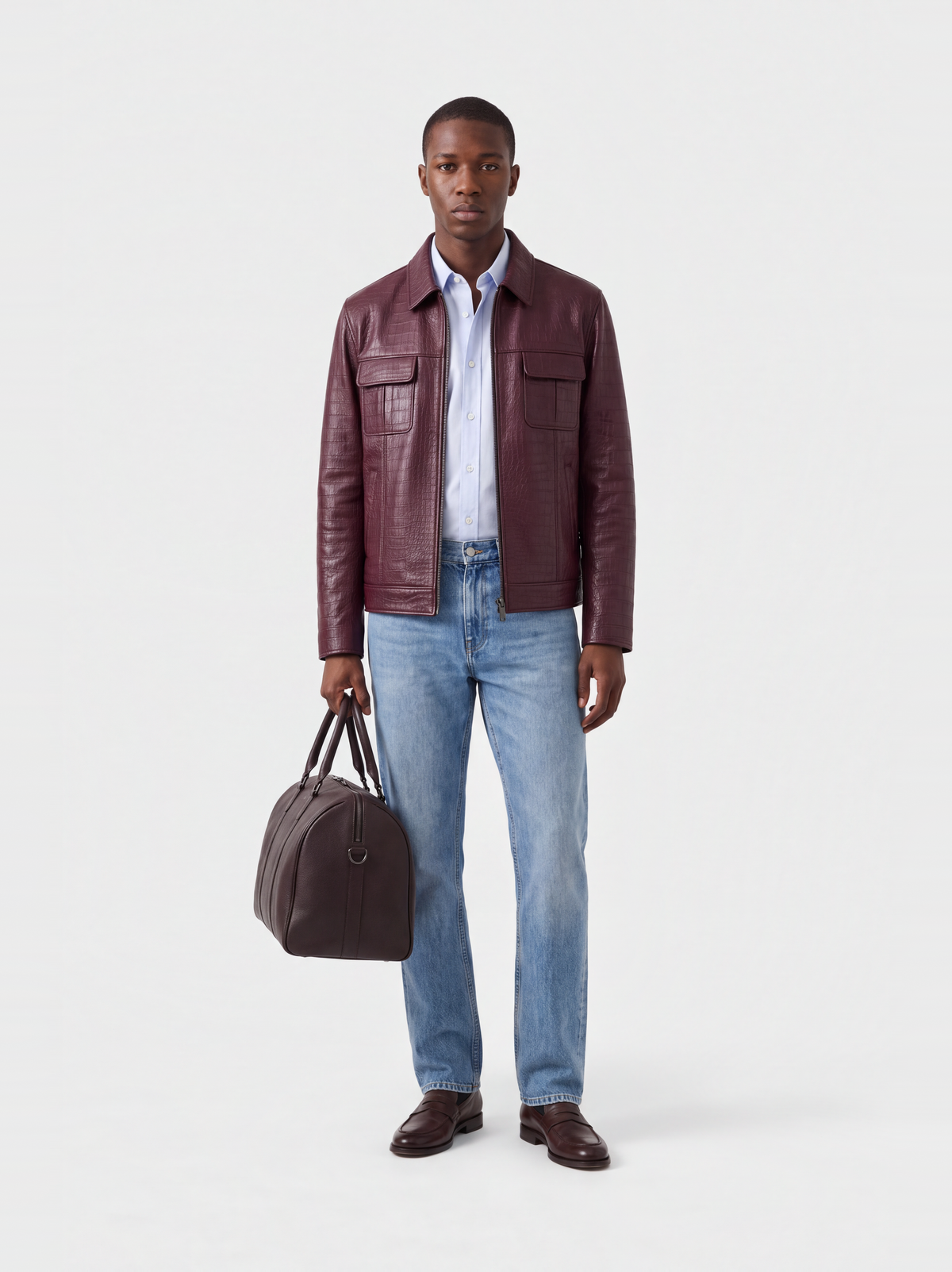 Veste-chemise Varenne en cuir d'agneau bordeaux effet croco, portée par un mannequin