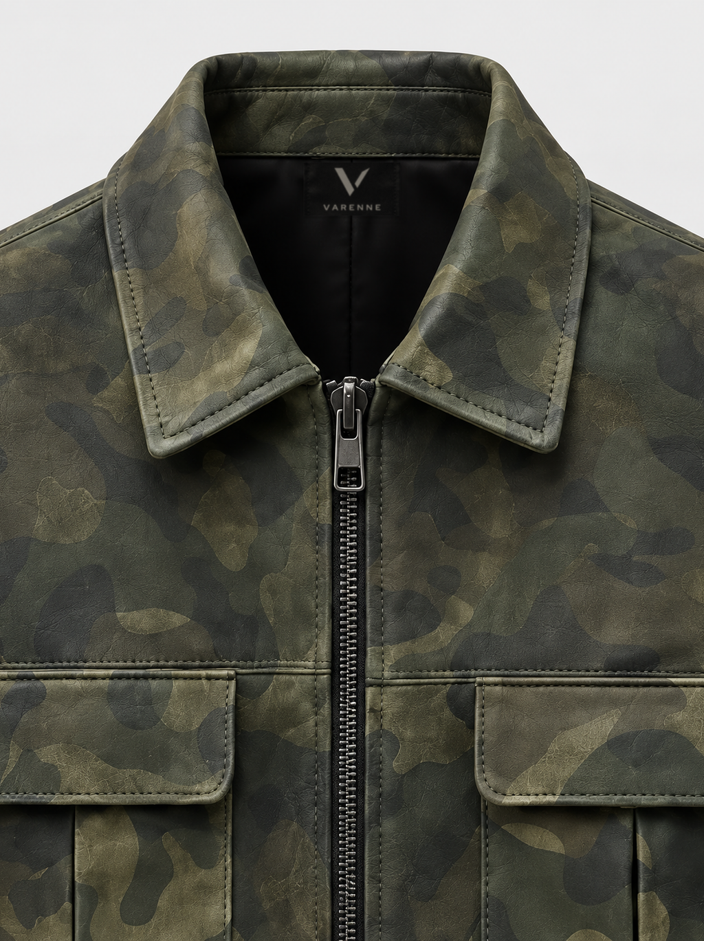 Veste-chemise Varenne en cuir de vachette camouflage, détail du col et de l'étiquette