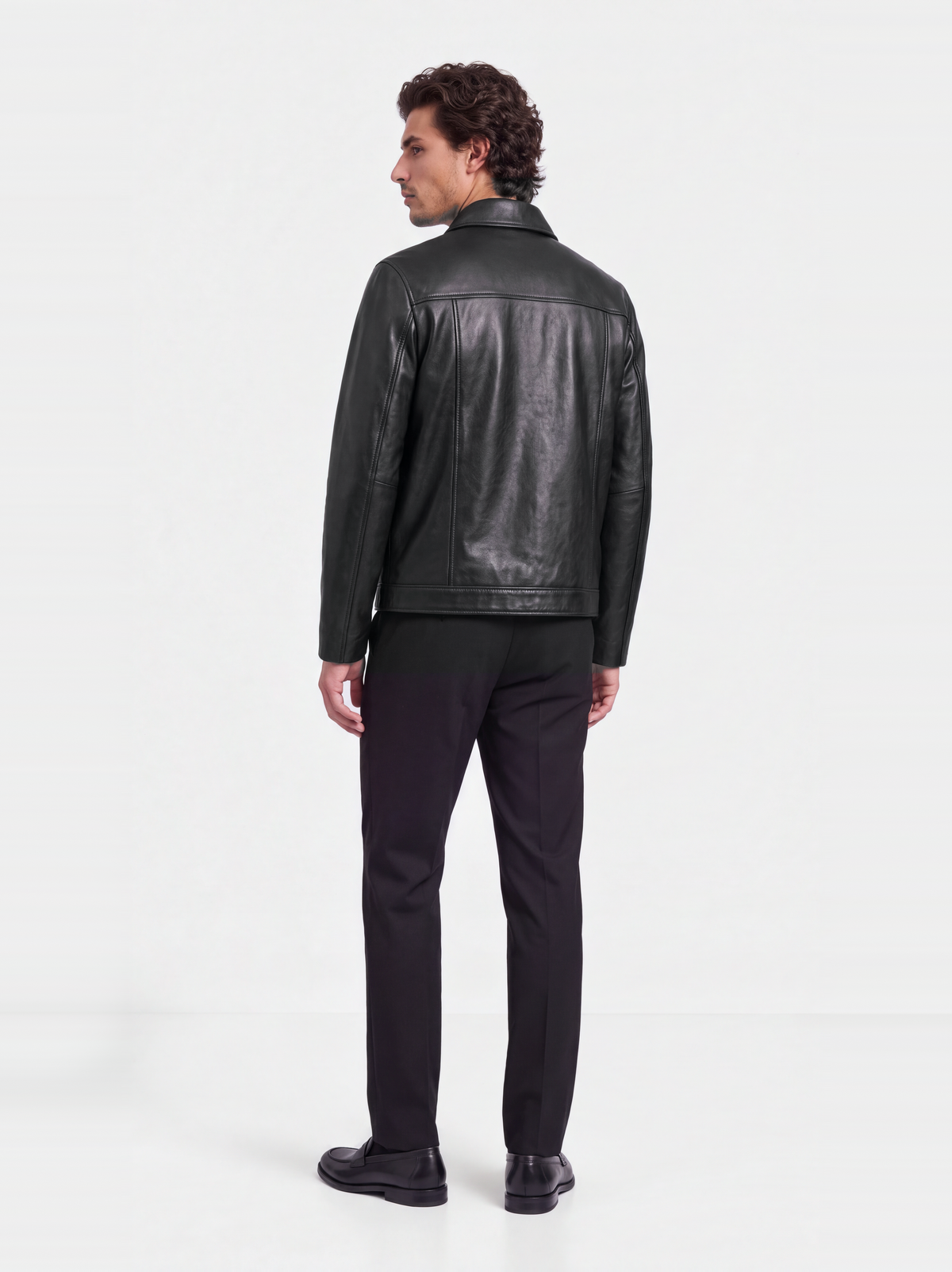 Veste-chemise Varenne en cuir d'agneau noir lisse, portée de dos