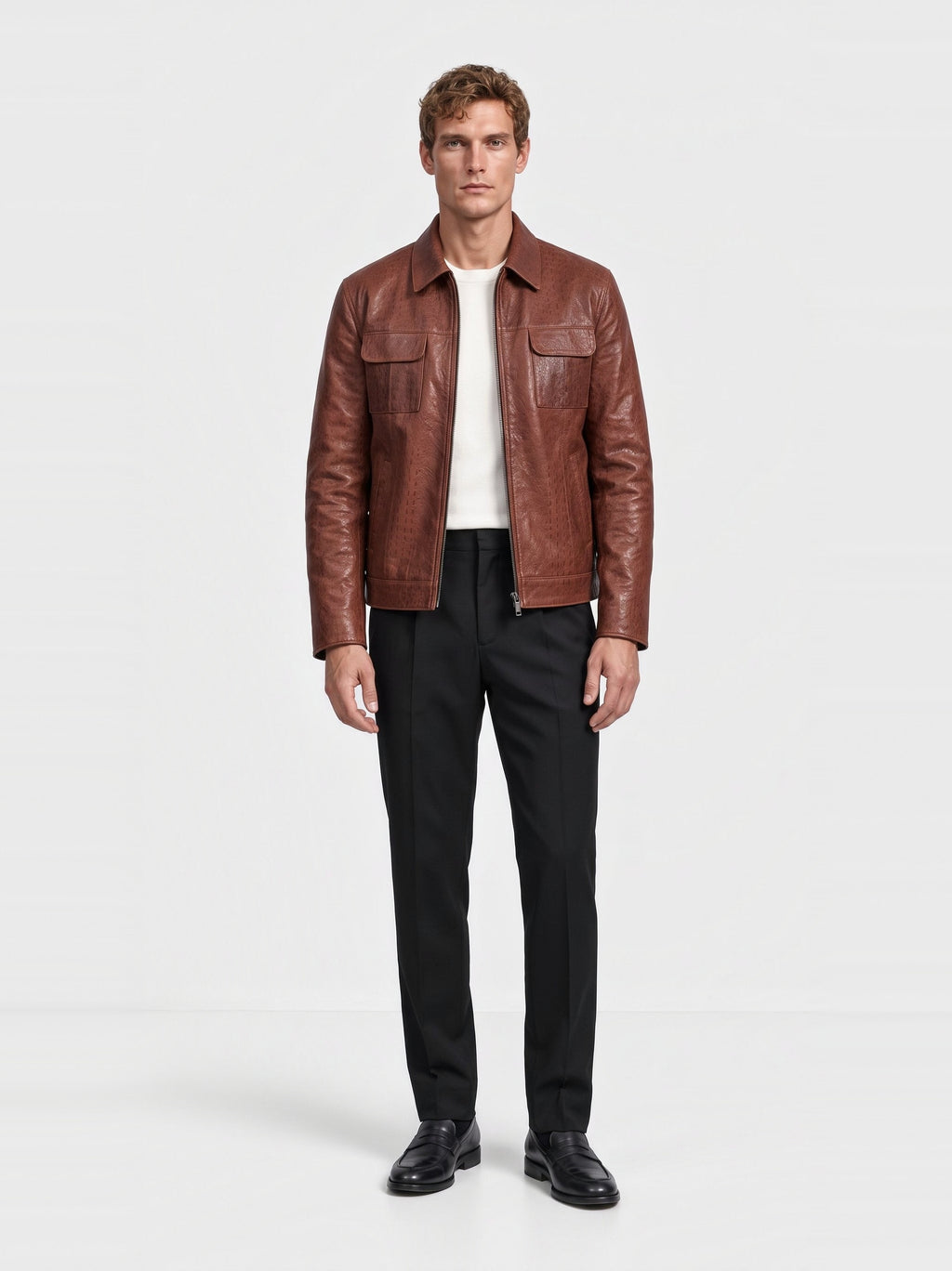 Veste-chemise OPHION Varenne en cuir de vachette châtaigne effet serpent, portée par un mannequin