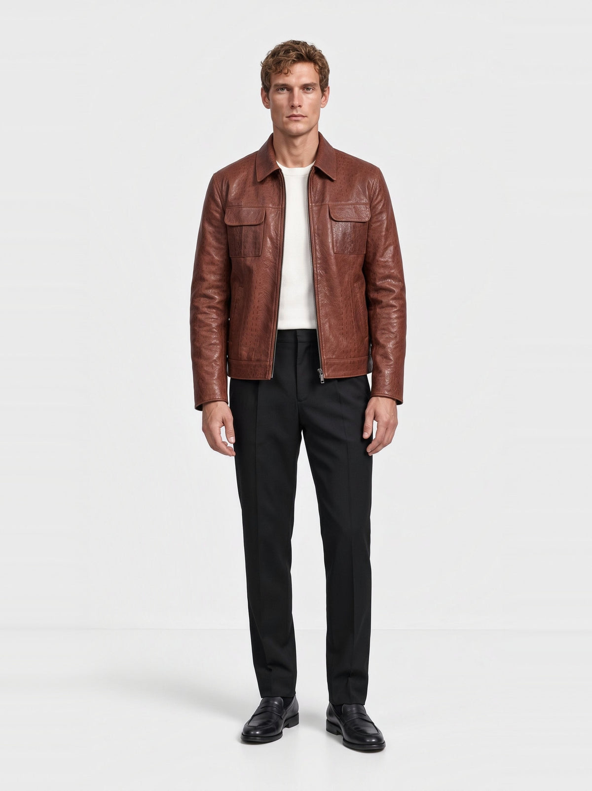 Veste-chemise OPHION Varenne en cuir de vachette châtaigne effet serpent, portée par un mannequin