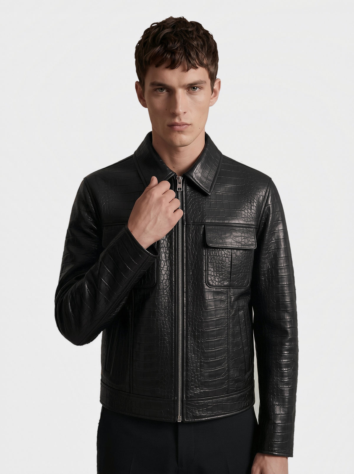 Veste-chemise Varenne en cuir d'agneau noir effet croco, portée en gros plan
