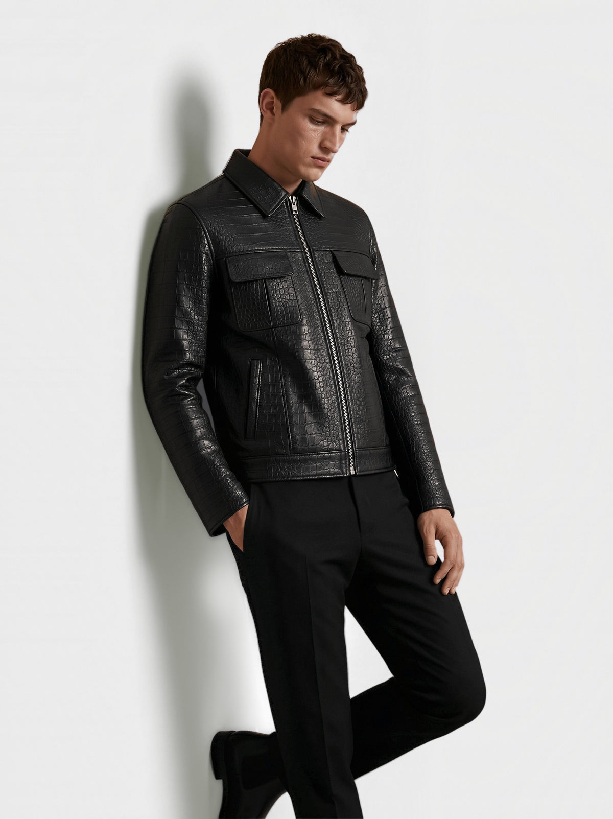 Veste-chemise Varenne en cuir d'agneau noir effet croco, portée par un mannequin