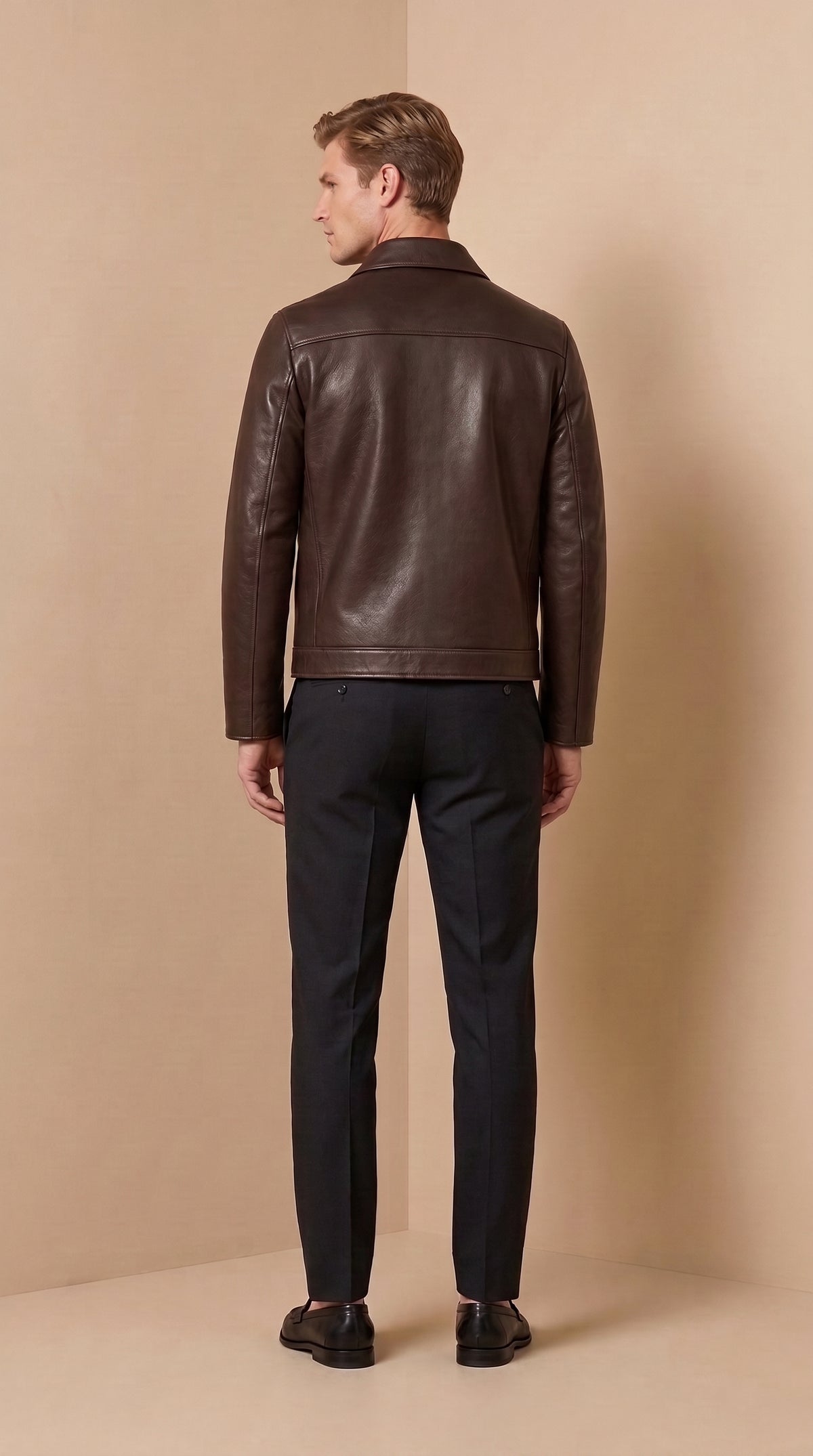 Veste-chemise Varenne en cuir d’agneau chocolat lisse, portée par un mannequin