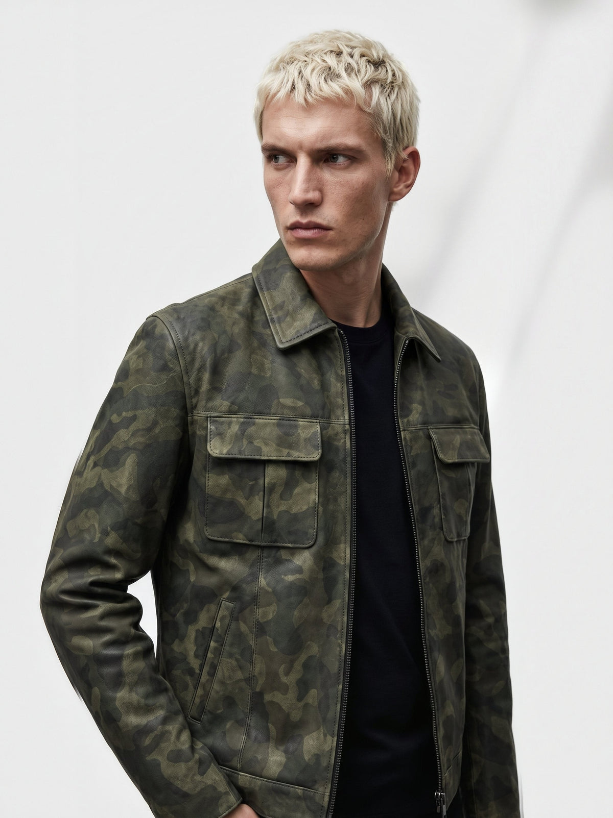 Veste-chemise Varenne en cuir de vachette camouflage, portée en gros plan