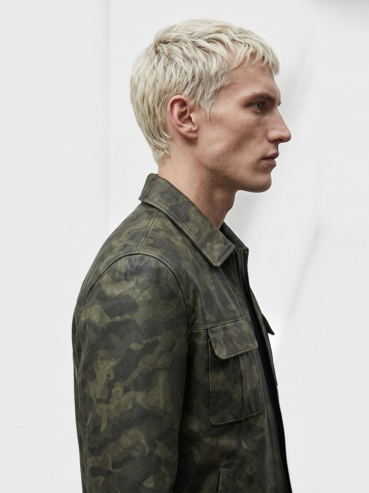 Veste-chemise Varenne en cuir de vachette camouflage, portée de profil