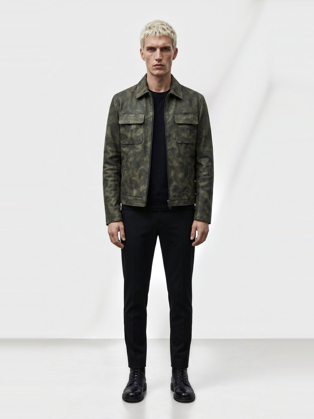 Veste-chemise Varenne en cuir de vachette camouflage, portée par un mannequin