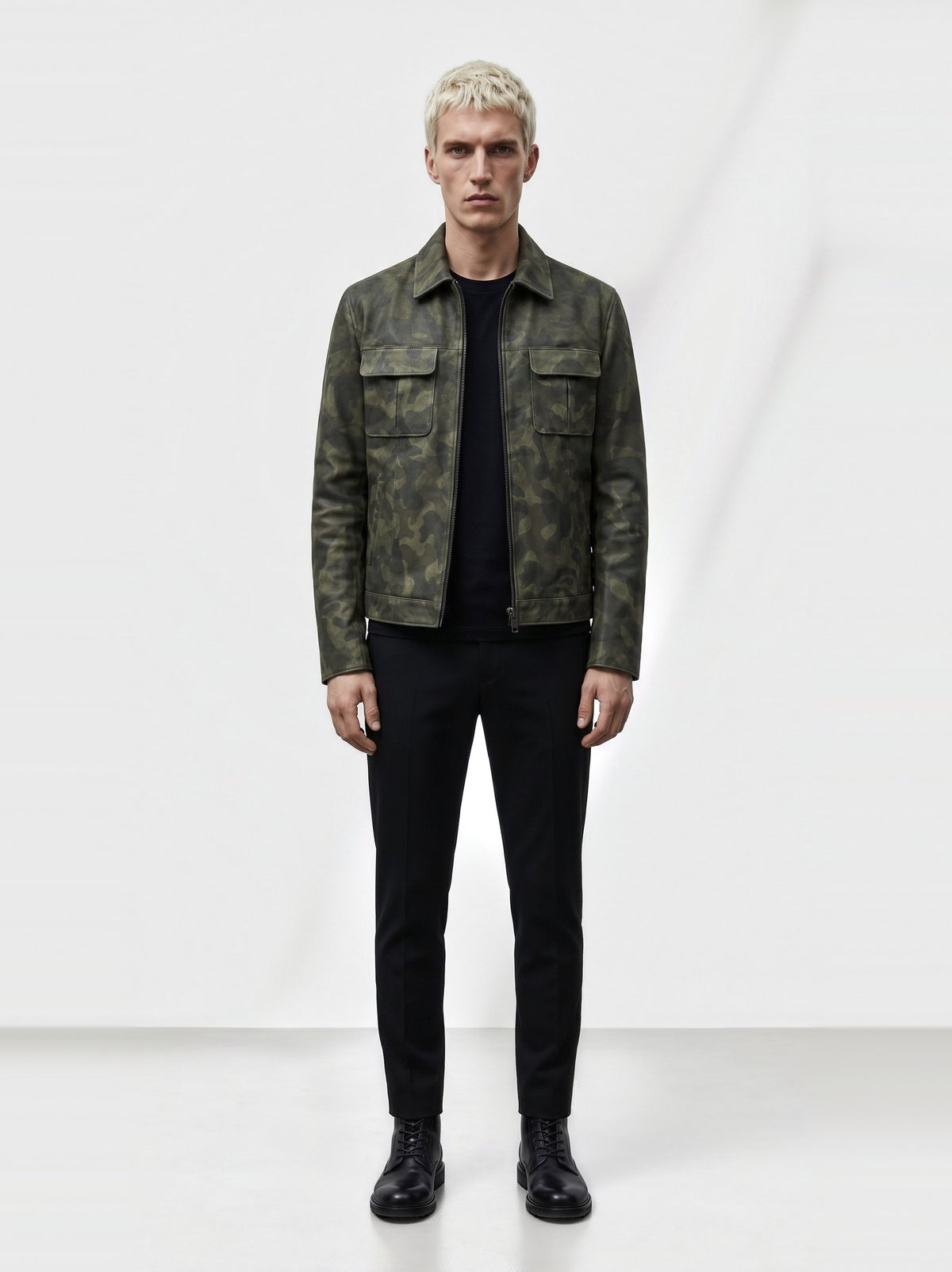 Veste-chemise Varenne en cuir de vachette camouflage, portée par un mannequin