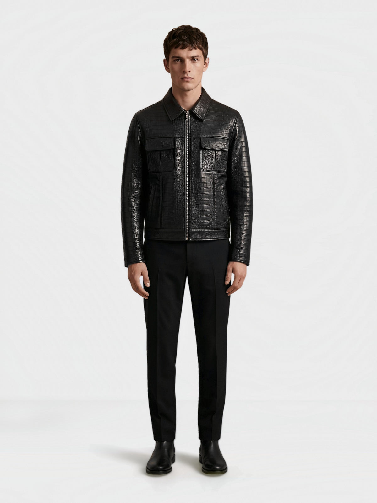 Veste-chemise Varenne en cuir d'agneau noir effet croco, portée par un mannequin