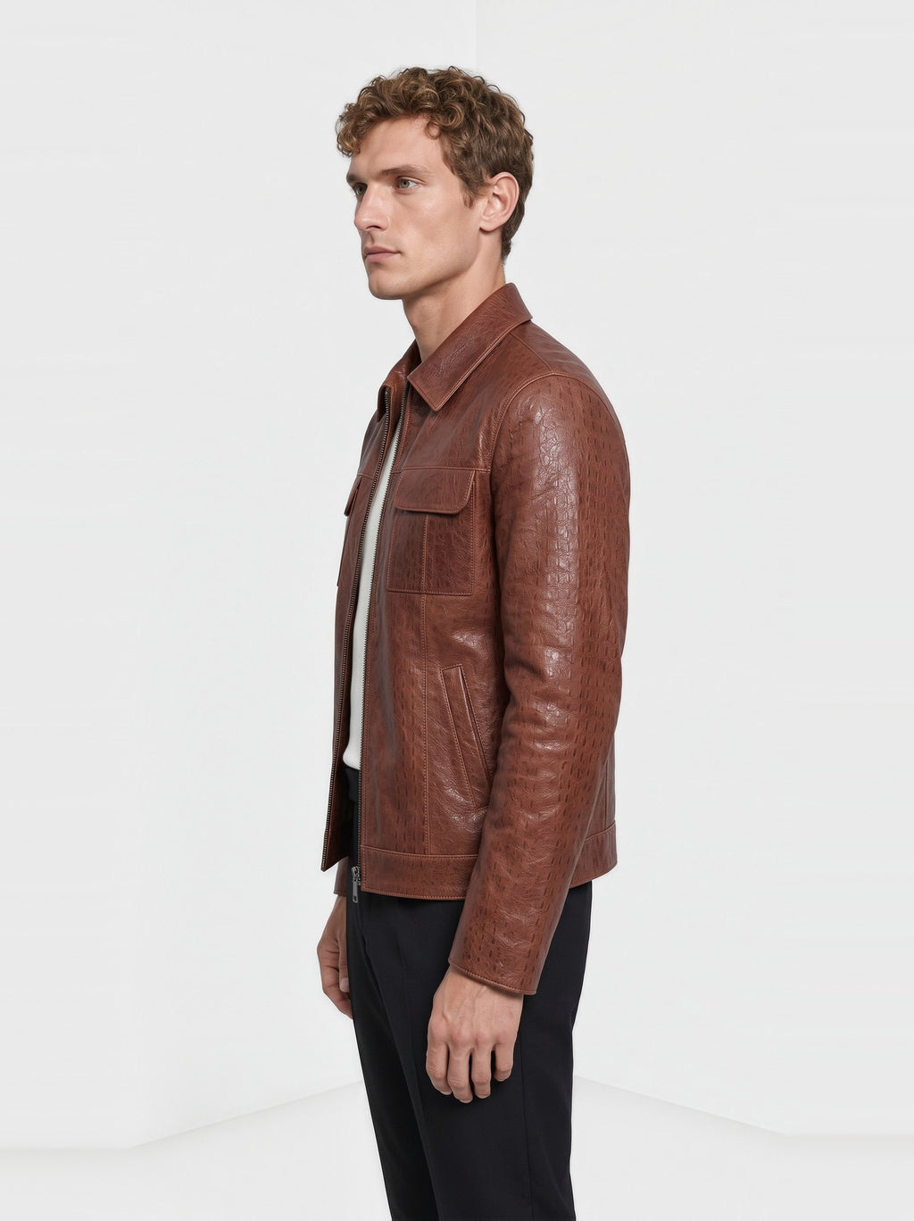 Veste-chemise OPHION Varenne en cuir de vachette châtaigne effet serpent, portée de profil