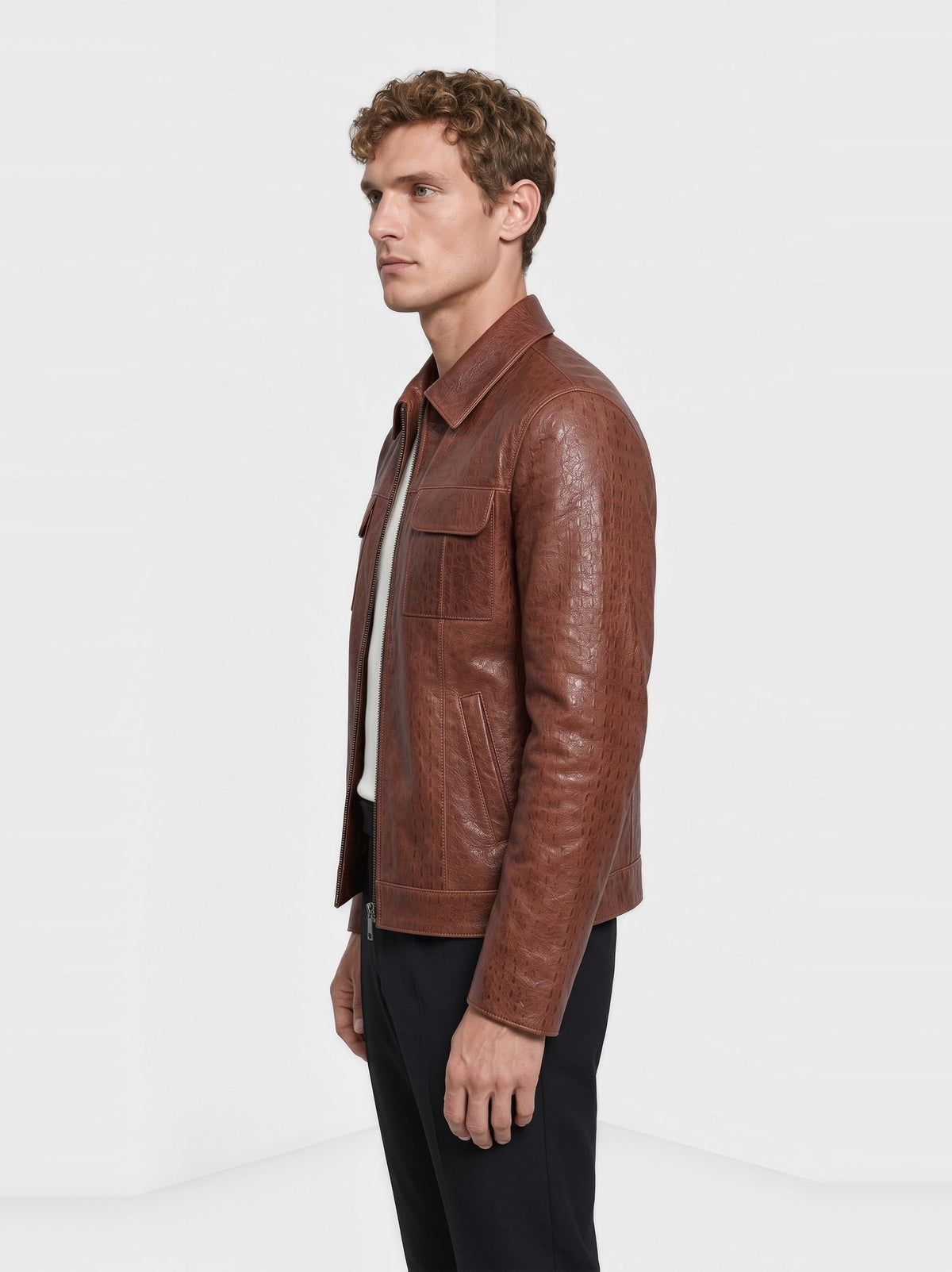 Veste-chemise OPHION Varenne en cuir de vachette châtaigne effet serpent, portée de profil