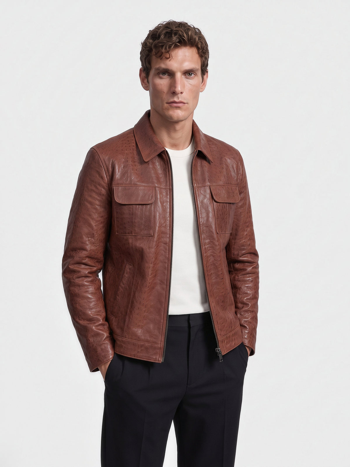 Veste-chemise OPHION Varenne en cuir de vachette châtaigne effet serpent, portée en gros plan