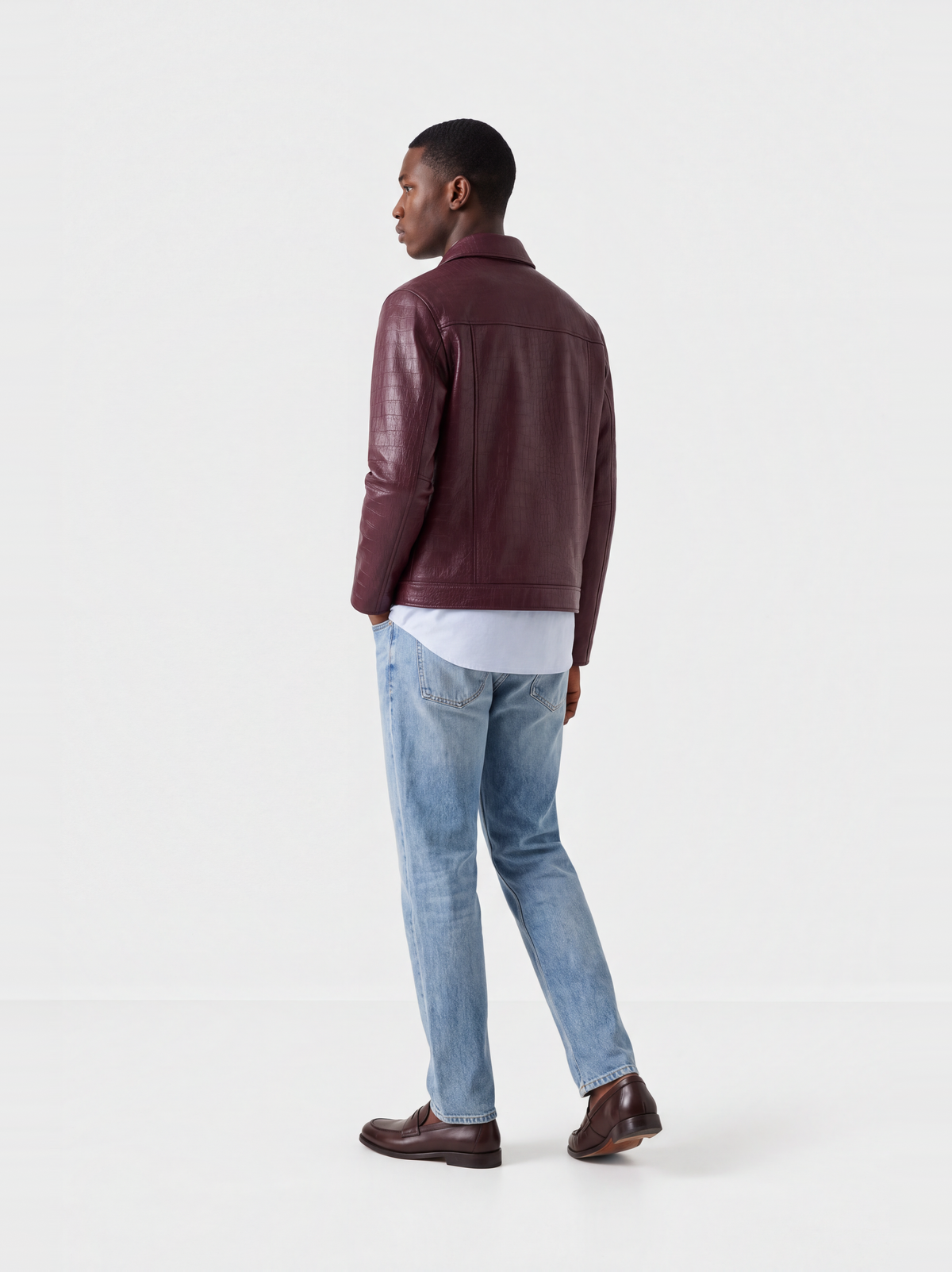 Veste-chemise Varenne en cuir d'agneau bordeaux effet croco, portée de dos