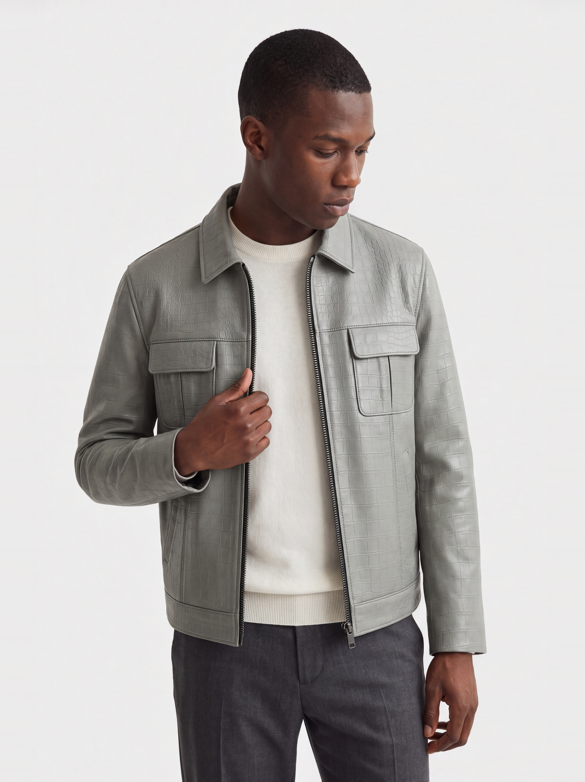 Veste-chemise Varenne en cuir d'agneau sauge effet croco, portée en plan taille