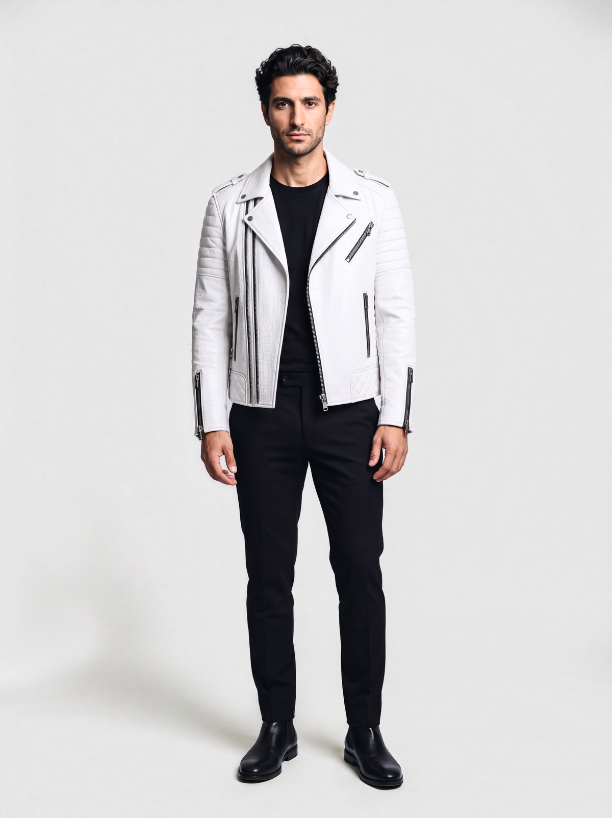 Perfecto Varenne en cuir d'agneau blanc effet croco, porté par un mannequin