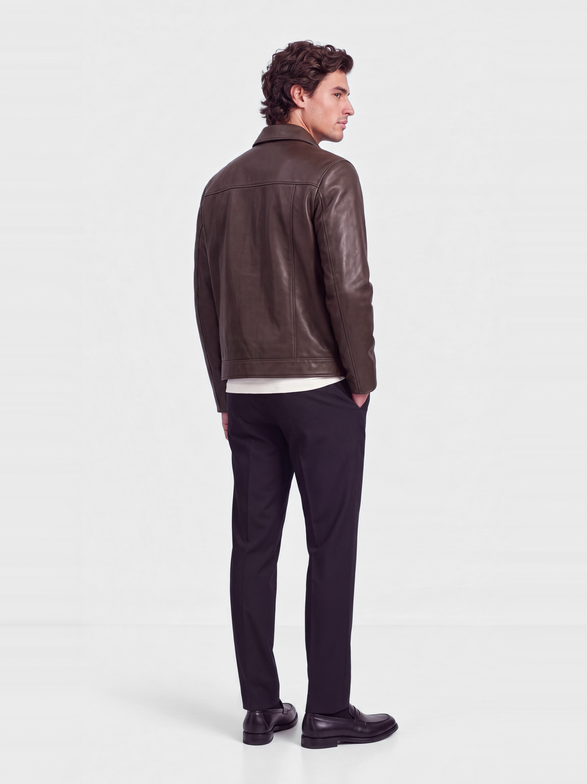 Veste-chemise Varenne en cuir d'agneau chocolat lisse, portée de dos