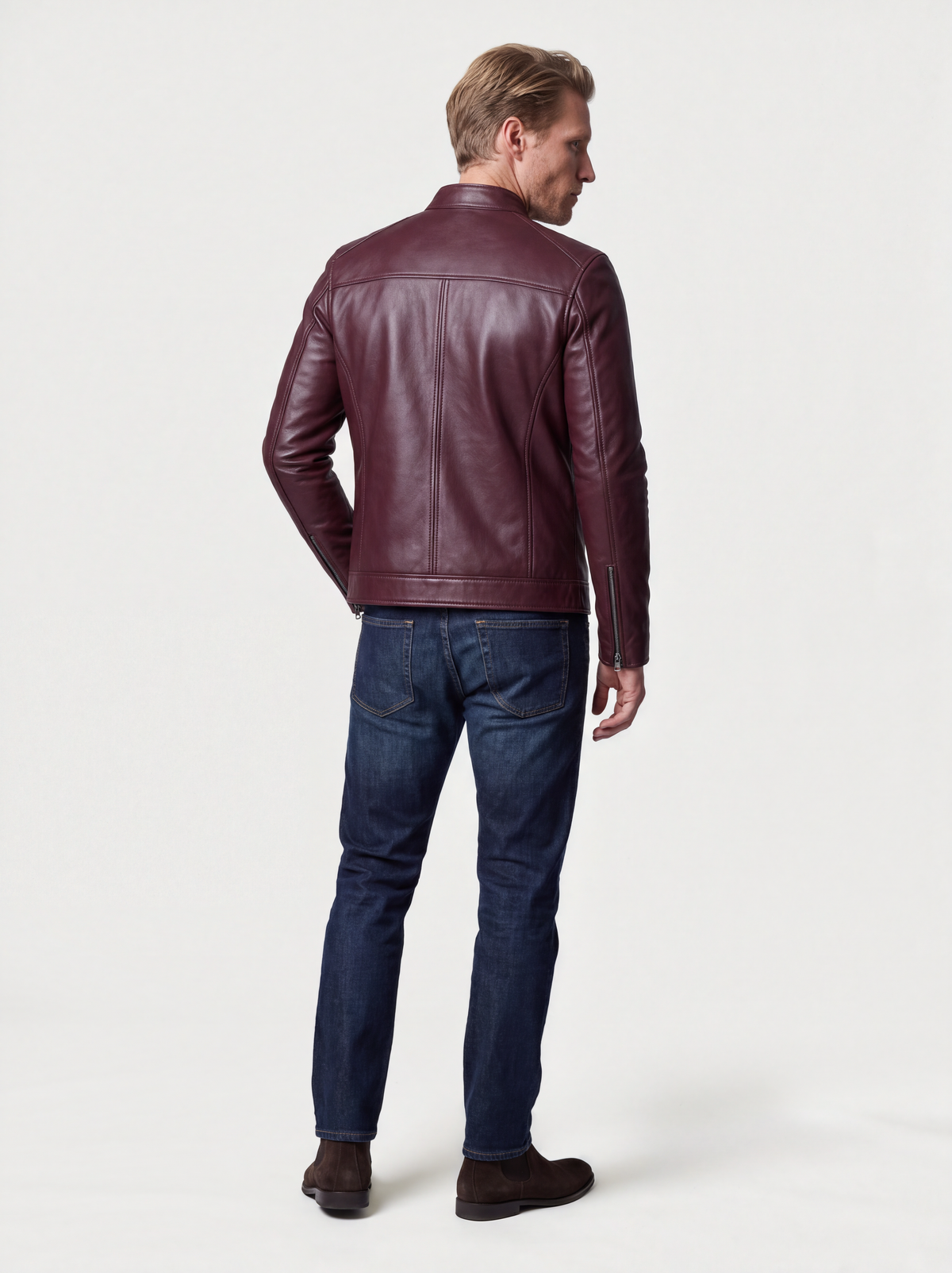 Blouson Varenne en cuir de vachette bordeaux, porté de dos