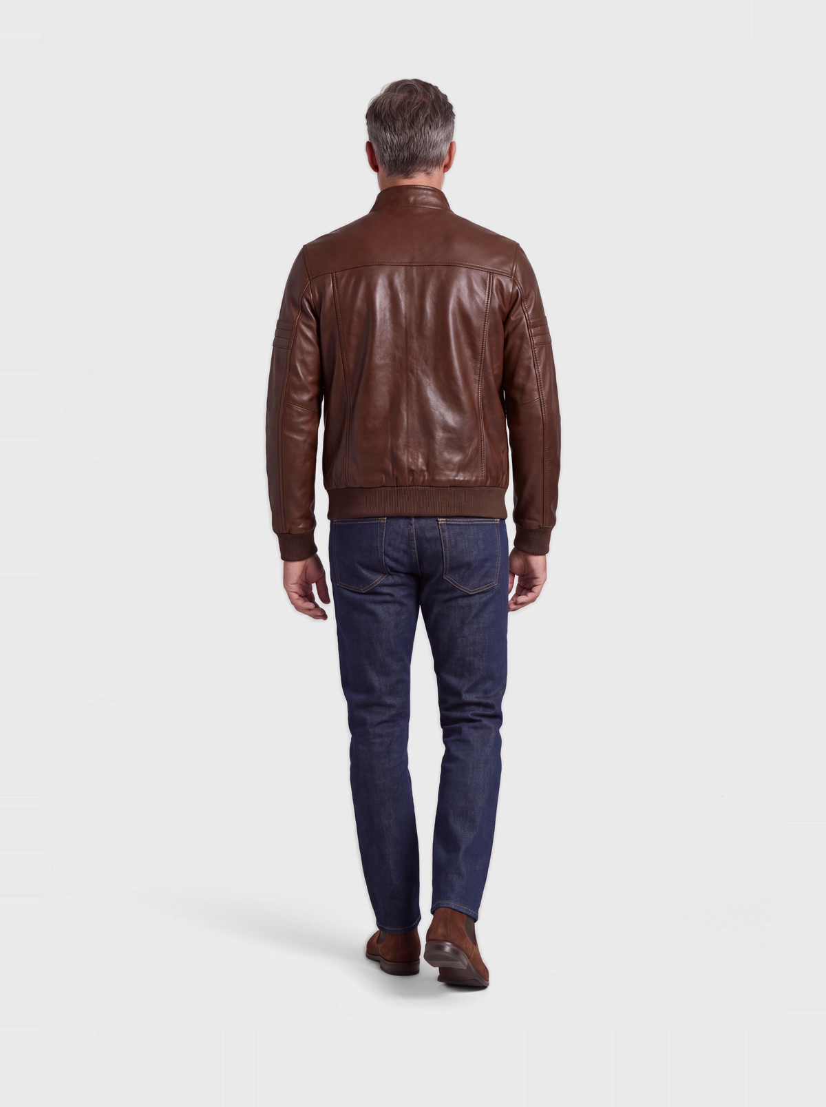 Bomber en cuir de vachette marron chocolat porté, vue de dos