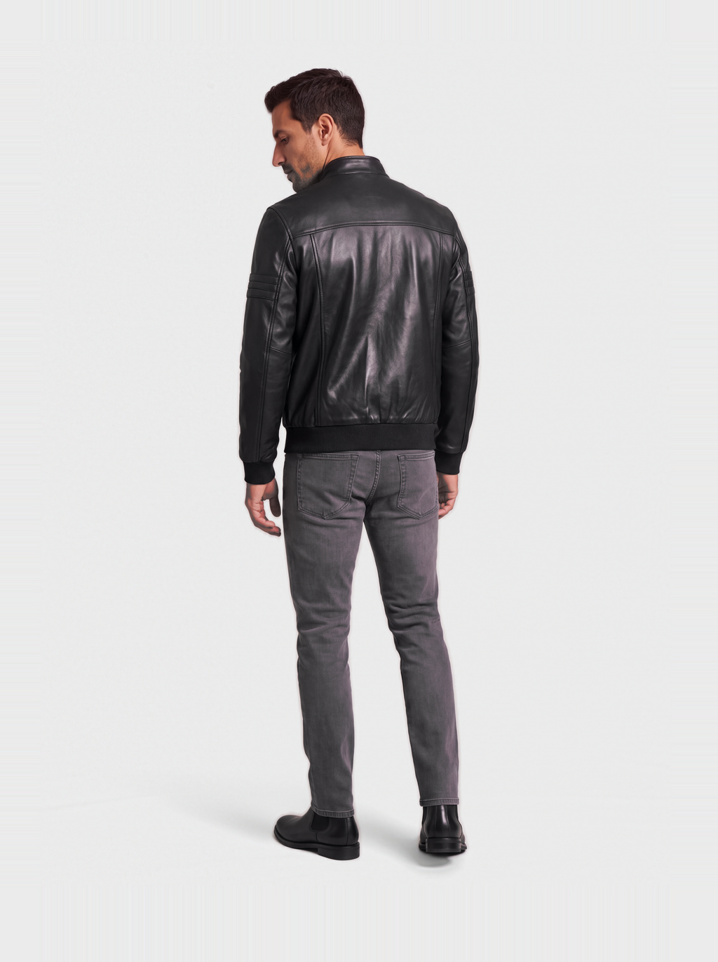 Bomber en cuir de vachette noir porté, vue de dos