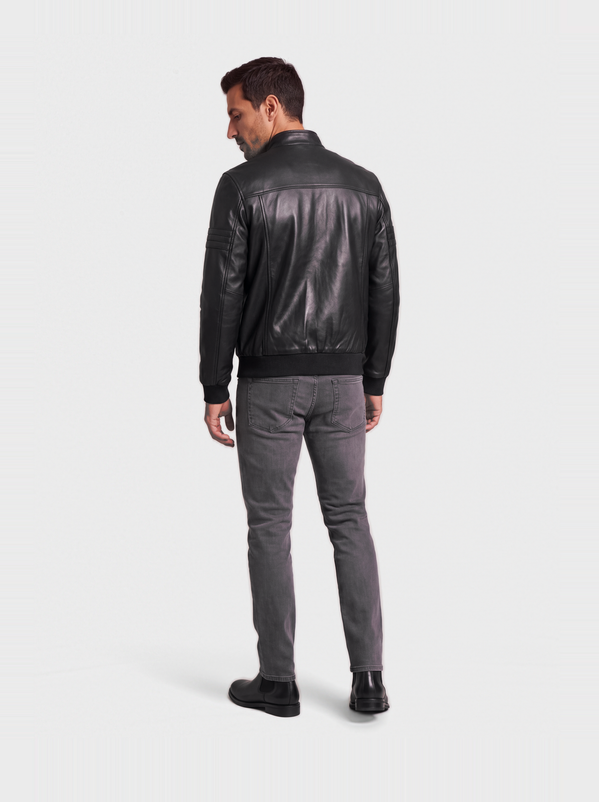 Bomber en cuir de vachette noir porté, vue de dos