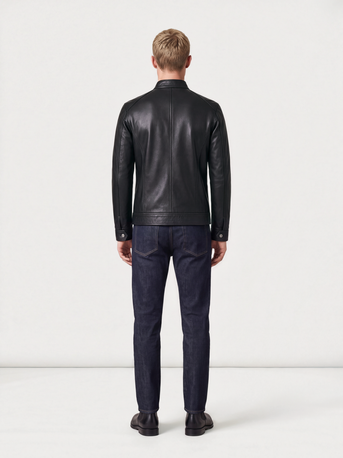 Café Racer épuré Varenne en cuir d'agneau noir porté, vue de dos