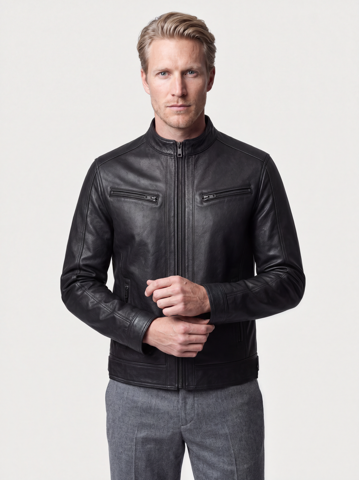 Café Racer Varenne en cuir d'agneau noir porté fermé jusqu'au col, vue de face