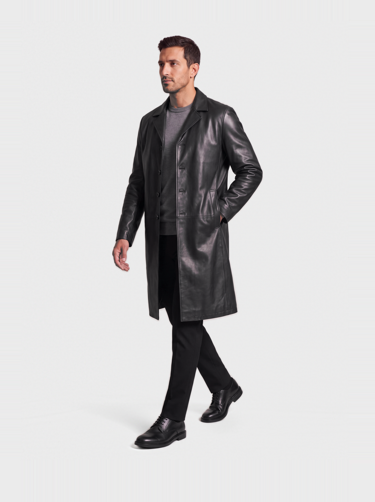 Manteau OSCAR long en cuir d'agneau noir porté, vue de trois-quarts