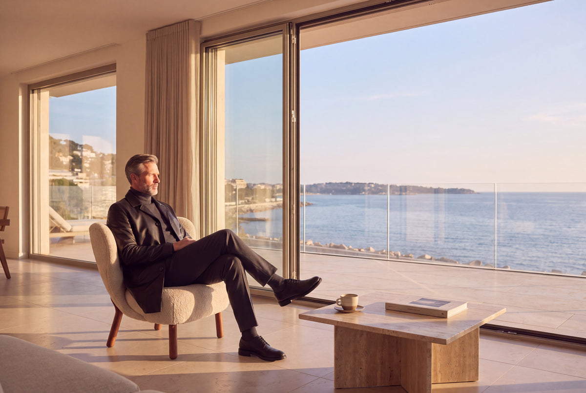 Manteau OSCAR Varenne en cuir d'agneau noir porté dans une villa face à la mer, sur la Corniche Kennedy à Marseille