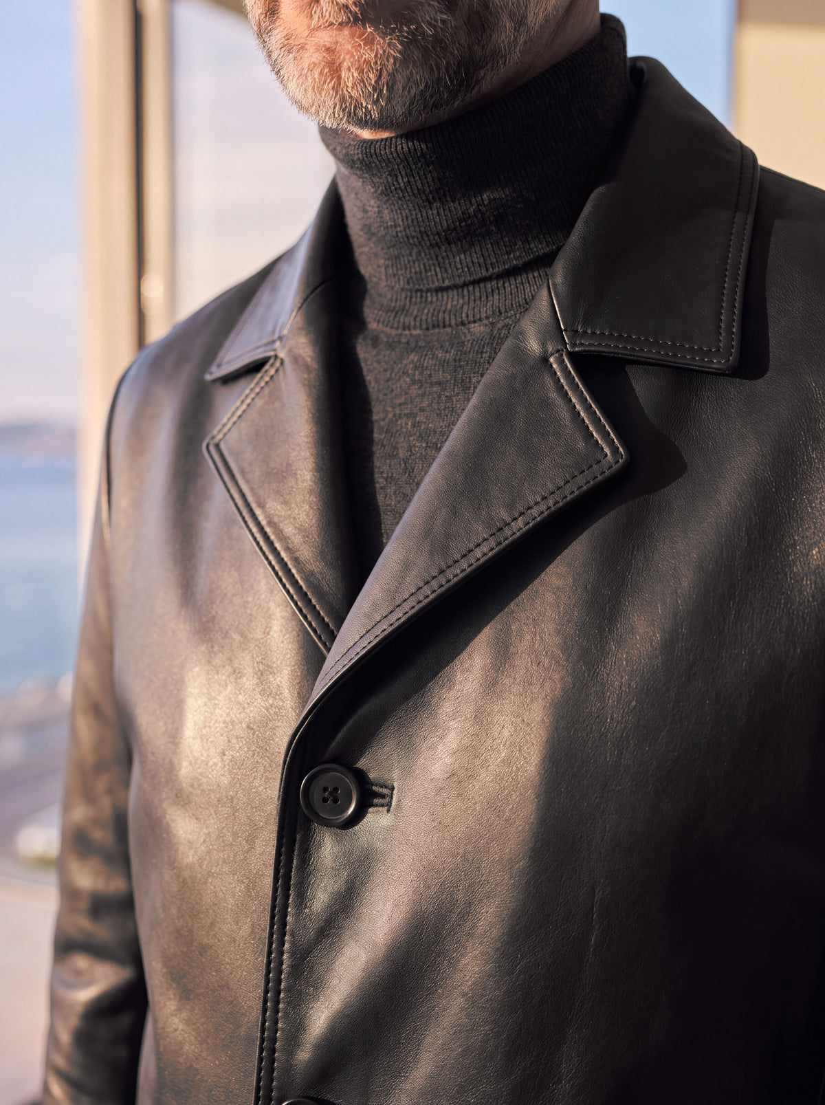 Col à revers du manteau OSCAR en cuir d'agneau noir, surpiqûres ton sur ton