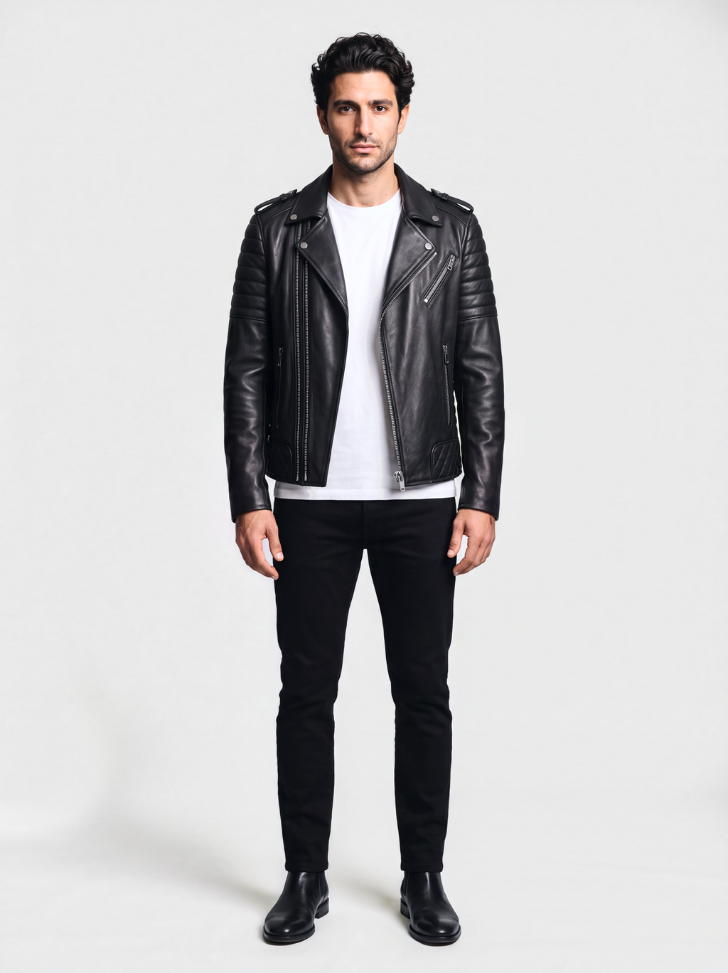 Perfecto Varenne en cuir d'agneau matelassé noir, porté par un mannequin