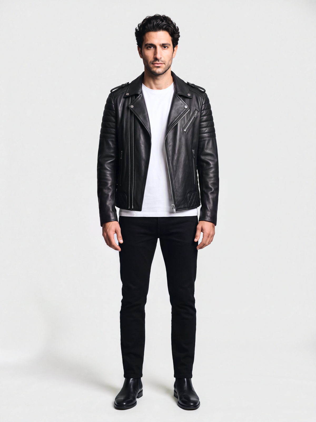 Perfecto Varenne en cuir d'agneau matelassé noir, porté par un mannequin