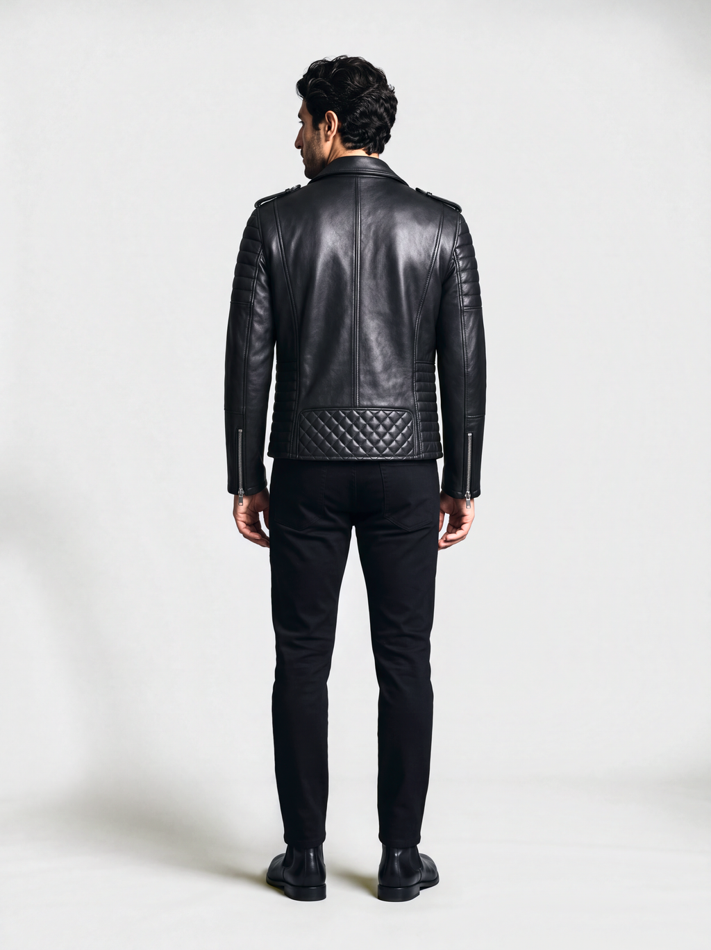 Perfecto Varenne en cuir d'agneau matelassé noir, porté de dos