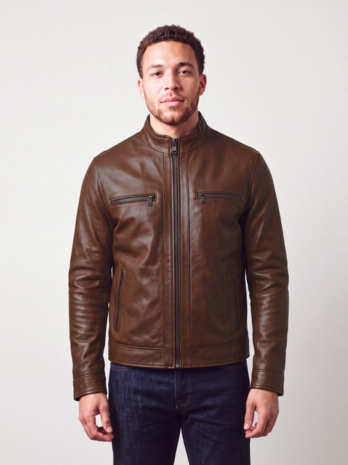 Blouson zippé Varenne en cuir d'agneau brun tabac porté fermé jusqu'au col, vue de face
