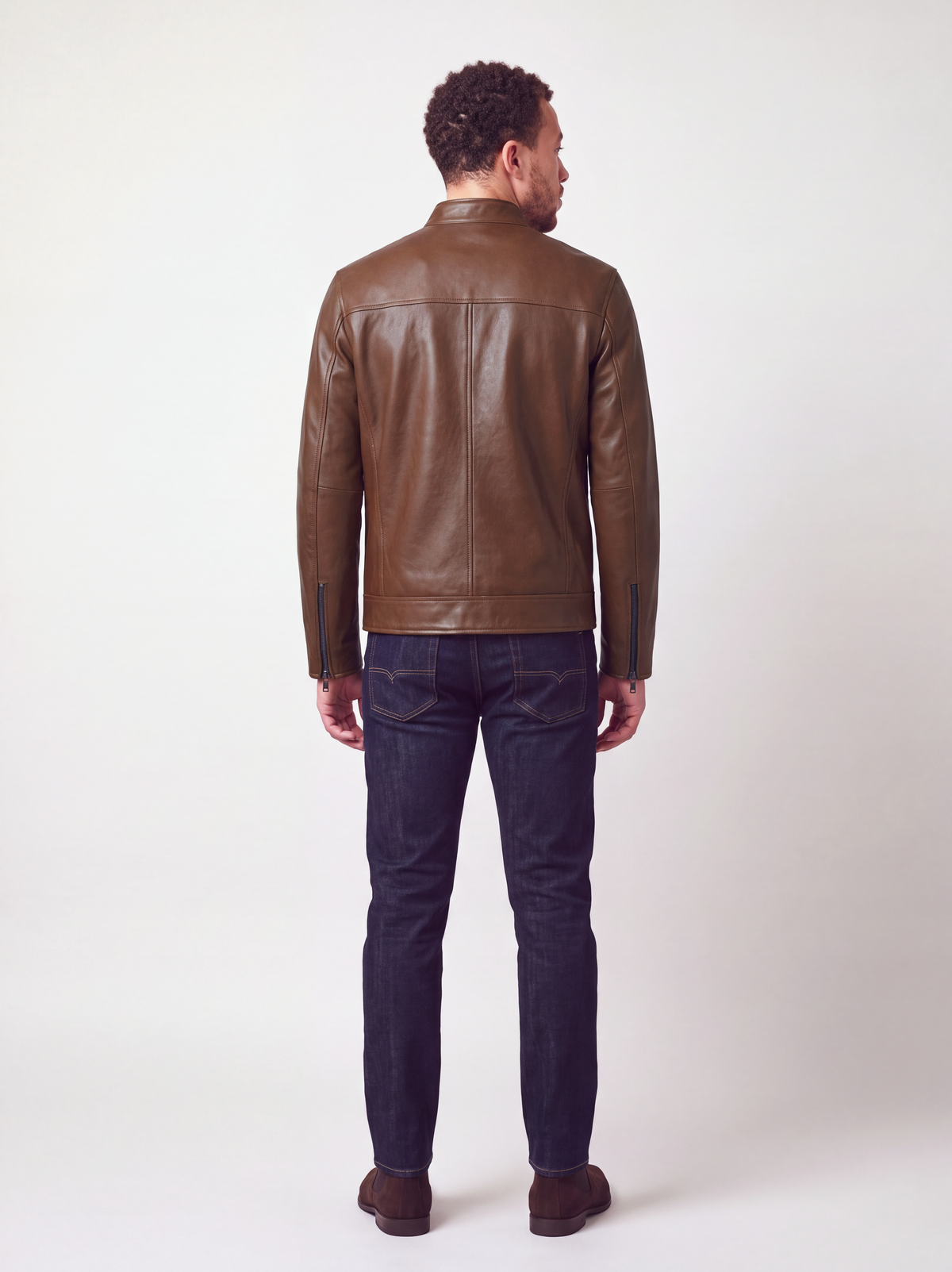 Blouson zippé Varenne en cuir d'agneau brun tabac porté, vue de dos