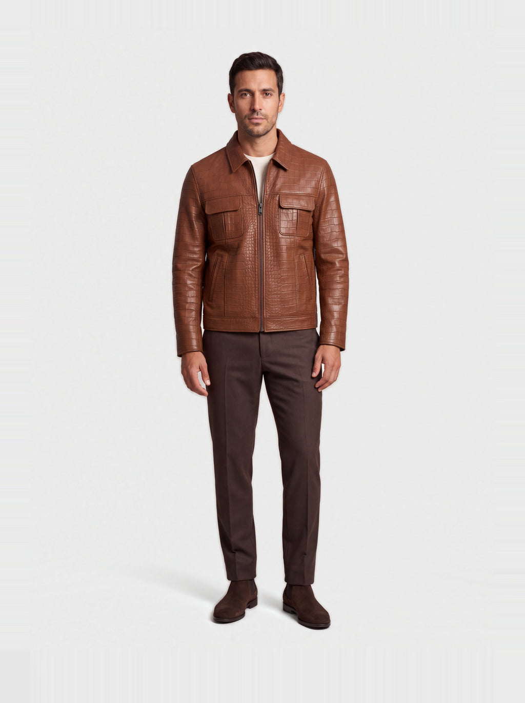Veste-chemise Varenne en cuir d'agneau tabac effet croco, portée par un mannequin