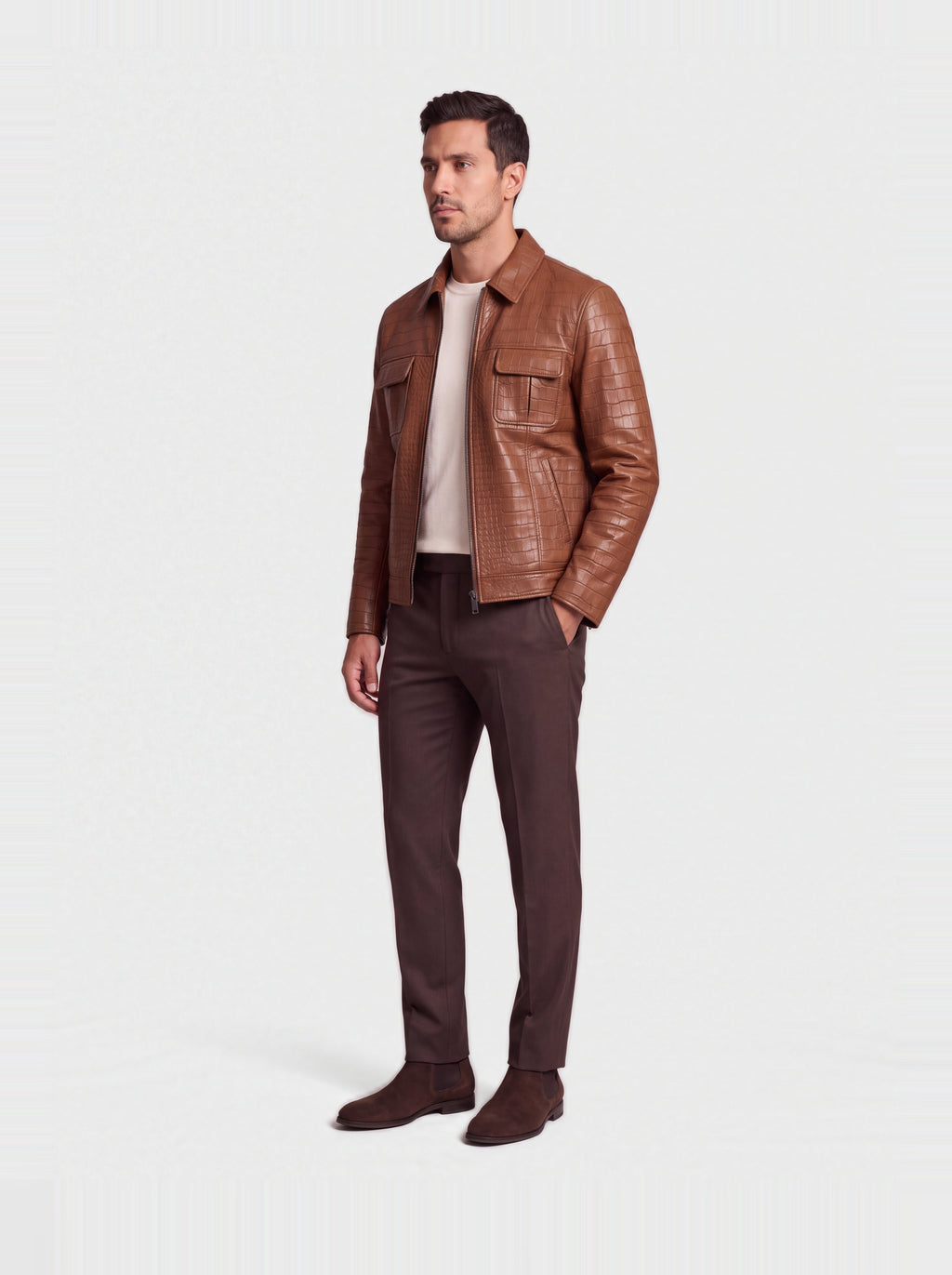 Veste-chemise Varenne en cuir d'agneau tabac effet croco, portée ouverte de trois quarts