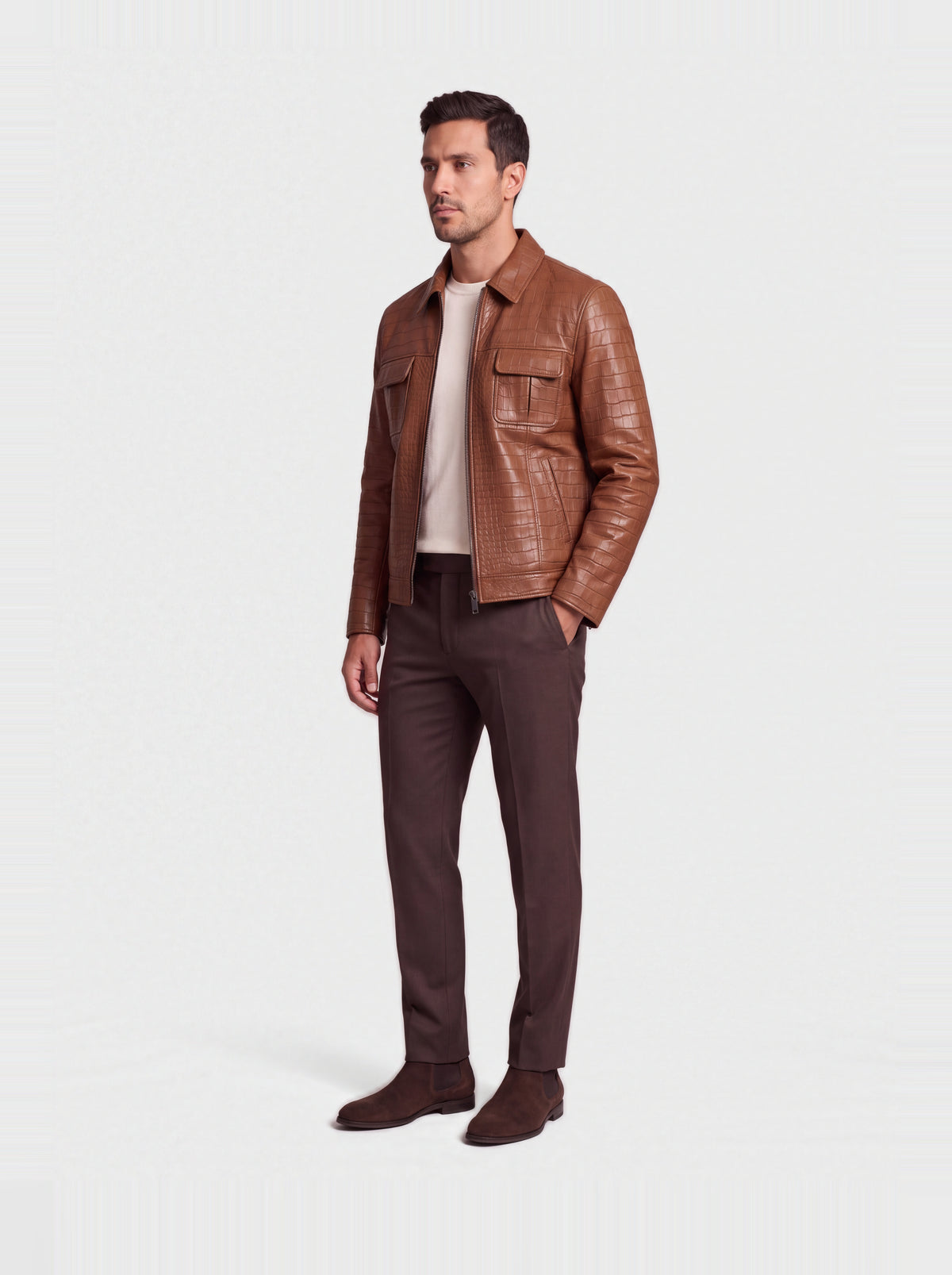 Veste-chemise Varenne en cuir d'agneau tabac effet croco, portée ouverte de trois quarts