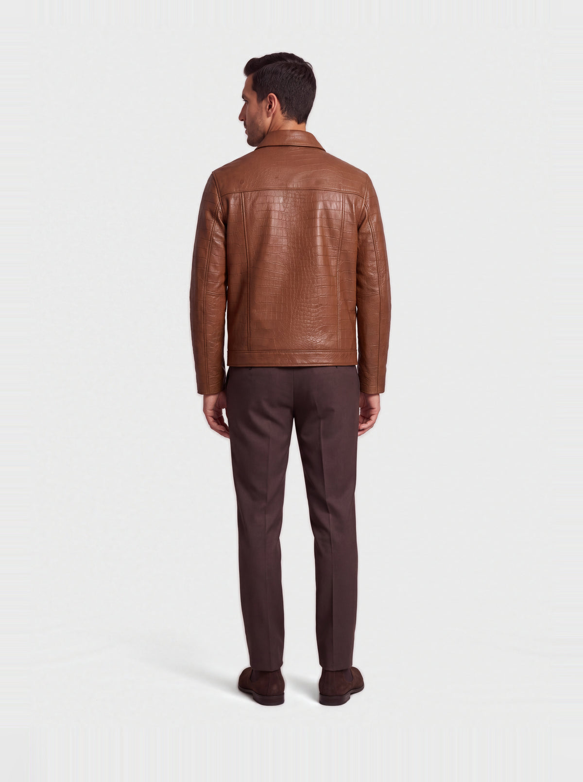 Veste-chemise Varenne en cuir d'agneau tabac effet croco, portée de dos
